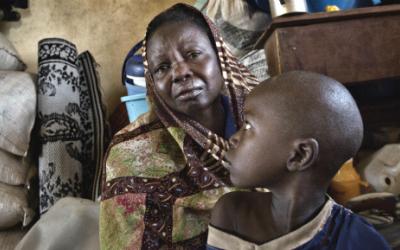 Frau und Kind des lokalen Dorfvorstehers in Zéré finden Zuflucht vor den Unruhen in den Dörfern um Bossangoa (c) Marcus Bleasdale
