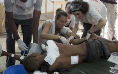 Das Team von Ärzte ohne Grenzen behandelt einen Mann im Flüchtlingslager am Flughafen in Bangui