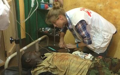 Die Krankenschwester Miriam Kastzura behandelt einen Notfallpatienten in Berberati.