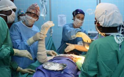 Unser chirurgisches Team behandelt Patient Casimir mit schweren Verletzungen im OP im Krankenhaus der Hauptstadt Bangui.