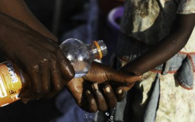 Mary hat ihre beiden Kinder in das Cholera-Behandlungszentrum von Ärzte ohne Grenzen gebracht.