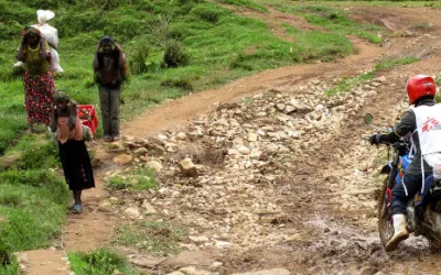 Ein Motorradfahrer von Ärzte ohne Grenzen auf der Fahrt von Minova nach Numbi in der Provinz Süd-Kivu.