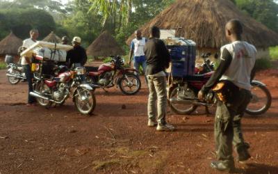 Mit Motorrädern fährt ein Team von Ärzte ohne Grenzen früh am Morgen in entlegene Dörfer um die Bevölkerung auf Schlafkrankheit zu untersuchen.