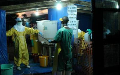 Medizinisches Personal bei der Desinfektion von Schutzkleidung im Ebola-Behandlungszentrum in Foya.