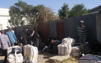 Menschen kommen am Flughafen Bole in Äthiopien an.