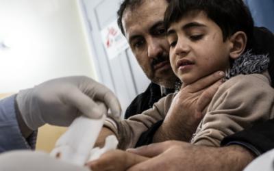 Ein junger Patient wird in einer Klinik von Ärzte ohne Grenzen in Gaza post-operativ versorgt.