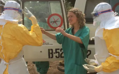 Das Team von Ärzte ohne Grenzen legt Schutzkleidung gegen die hochinfektiöse Viruserkrankung Ebola an.