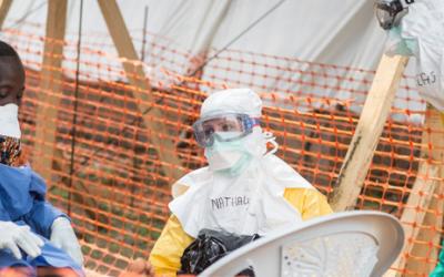 Die Teams von Ärzte ohne Grenzen behandeln Ebola-Infizierte in speziellen Isolierstationen.