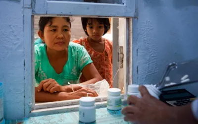 HIV Behandlung in Myanmar: Medikamentenausgabe