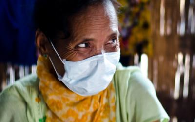 Tuberkulose-Patientin mit Schutzmaske