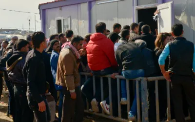 Flüchtlinge warten im Lager Domiz.