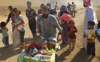 Die erschöpften Vertriebenen im Sindschar-Gebirge werden von Ärzte ohne Grenzen und einer lokalen Organisation mit Trinkwasser und Keksen versorgt.