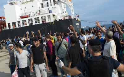 Im Hafen der sizilianischen Stadt Augusta winken mehr als 300 syrische Flüchtlinge nach ihrer Ankunft dem Rettungsteam