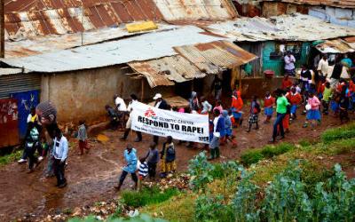 Nairobi, Kenia: Menschen in Kibera protestieren für Aufmerksamkeit gegen sexuelle Gewalt im Viertel.