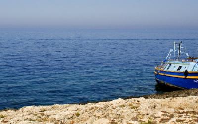 Eines der Flüchtlingsboote an der Küste der italienischen Insel Lampedusa