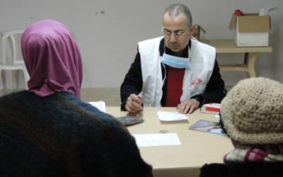 Eine syrische Mutter und ihre Tochter suchen medizinische Hilfe in der Klinik von Majdel Anjar, Bekaa-Ebene