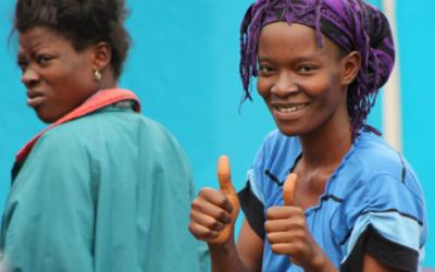 Deddeh hat Ebola überlebt - aus Solidarität hatte sie entschieden, im Bereich für bestätigte Ebola-Erkrankte im Behandlungszentrum zu bleiben und sich um einen dreijährigen Buben Elijah zu kümmern, dessen Mutter verstorben war.
