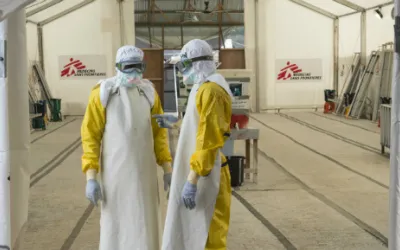Zwei MitarbeiterInnen von Ärzte ohne Grenzen mit Schutzkleidung in der Hochrisiko-Zone des Ebola-Behandlungszentrums "Elwae" in Monrovia.