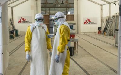 Zwei MitarbeiterInnen von Ärzte ohne Grenzen mit Schutzkleidung in der Hochrisiko-Zone des Ebola-Behandlungszentrums "Elwae" in Monrovia.
