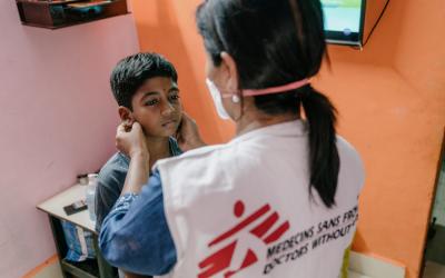 Prachi, MSF nurse examines Vaishnavi's brother