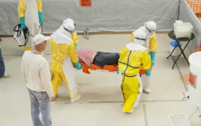 Eine Schulung von Ärzte ohne Grenzen für MitarbeiterInnen vor einem Ebola-Einsatz.