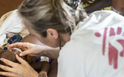 Die Ärztin Erna Rijnierse untersucht ein Baby im Krankenhaus von Bossangoa.
