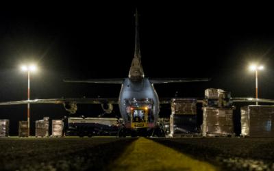 Ein MSF Cargoflugzeug wird für die Philippinen beladen (c) Bruno de Cock
