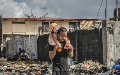 Philippinische Bevölkerung in der zerstörten Stadt Tacloban.