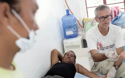 Der schwedische Arzt Johan Von Schreeb und eine philippinische Krankenschwester im Krankenhaus der zerstörten Stadt Guiuan.