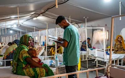 A doctor at MSF ITFC doing the daily round checking on the situation of Fatuma.