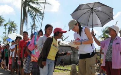 Das Team von Ärzte ohne Grenzen verteilt Hilfsgüter in San Miguelay