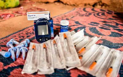A treatment kit for patients with type 1 diabetes including a glucometer and glucometer strips, needles, insulin among others.