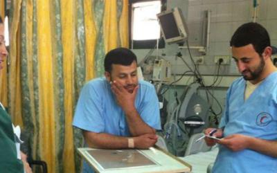 Die u.s.-amerikanische Krankenschwester Sarah Woznick mit zwei Kollegen in der intensivmedizinischen Abteilung des Nasser Krankenhauses.