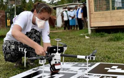 In einem ersten Test wurden unbemannte Luftfahrzeuge (UAVs) zum Transport von Sputum-Proben aus entlegenen Gebieten in das Krankenhaus in Kerema eingesetzt. Hier entnimmt unsere Labor-Leiterin Lise Marchand die Probe, um sie im Labor zu untersuchen.