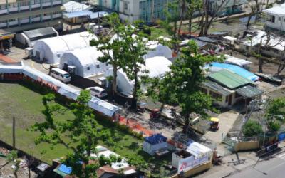 Eine Luftansicht des aufblasbaren Krankenhauses von Ärzte ohne Grenzen am Gelände des Bethany Hospital in Tacloban auf der Insel Leyte.