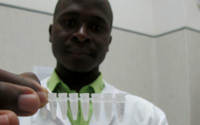 Der Labortechniker Ilidio Silva Cavele (25) mit einigen Laborproben zur Bestimmung der Viruslast von HIV-PatientInnen im Jose Macamo Krankenhaus in Maputo.