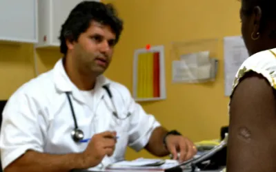 Dr. Rafael Sacramento mit einer Patientin im Centro de Referência de Alto-Maé (CRAM).