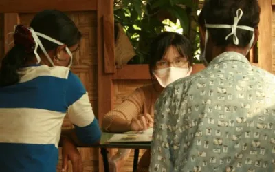 Zwei Patienten und eine Beraterin in der HIV/Aids und Tuberkulose Klinik.