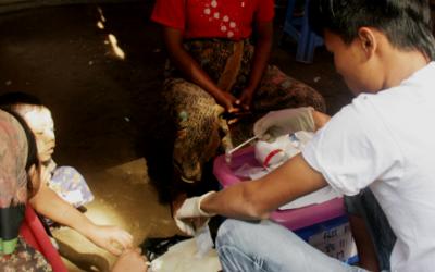 Ein Team von Ärzte ohne Grenzen während einer mobilen Klinik im Vertriebenenlager Sintemaw im Bundesstaat Rakhine.