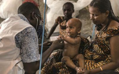 Einer unserer Mitarbeiter untersucht einen jungen Patienten im Bezirkskrankenhaus Madaoua im Niger.