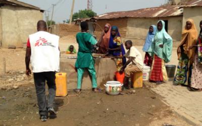 Die Chlorierung von Brunnen und Wasserbehältern ist eine wichtige präventive Maßnahme zur Eindämmung einer Cholera-Epidemie.