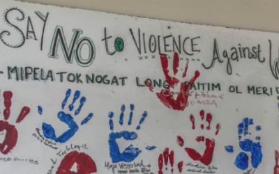Ein handgemaltes Schild thematisiert sexuelle Gewalt gegen Frauen im Familienbetreuungszentrum in Tari.
