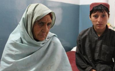 Gul Bibi, 65, wurde aus ihrem Dorf in Upper Kurram Agency vertrieben und lebt nun seit drei Jahren mit ihrem Enkel als intern Vertriebene in in Sadda.