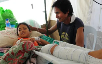 Der 10-jährige Ayron mit seinem Vater Ronilo Sanchez (c) Florian Lems/MSF