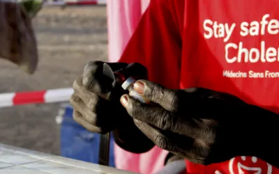 Einer unserer Mitarbeiter bereitet den oralen Impfstoff gegen die Infektionskrankheit Cholera vor.