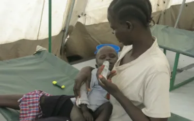 Der 1-jährige Peter Wanii James mit seiner Mutter Segerina im Cholera-Behandlungszentrum von Ärzte ohne Grenzen.