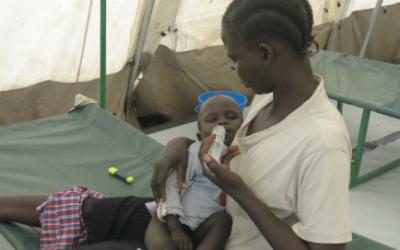 Der 1-jährige Peter Wanii James mit seiner Mutter Segerina im Cholera-Behandlungszentrum von Ärzte ohne Grenzen.