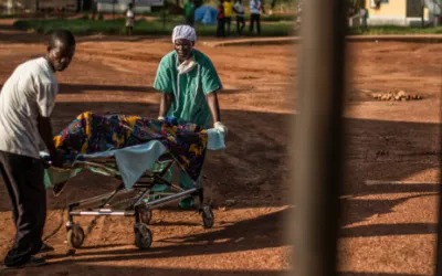 Eine Patientin wird von in den Operationssaal gebracht. Der Weg kann zu einer Herausforderung werden - besonders während der Regenzeit.