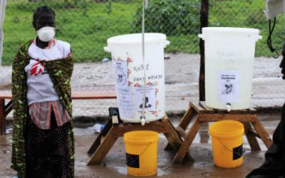 Ein Mitarbeiter von Ärzte ohne Grenzen vor einem Zelt für die Neuaufnahme von PatientInnen in das Cholera-Behandlungszentrum in Juba