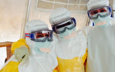 Gynäkologin Colette, Krankenschwester Mattu und Ärztin Silje in Schutzkleidung im Ebola-Behandlungszentrum in Bo.